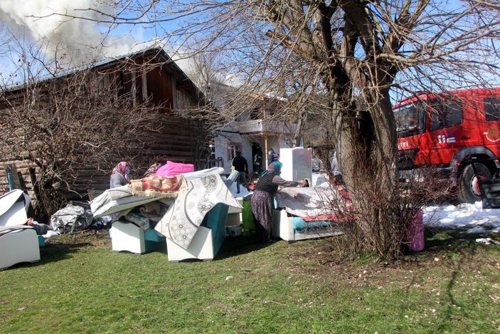 Yangın çıkan evdeki eşyaları kurtarmak için seferber oldular -6