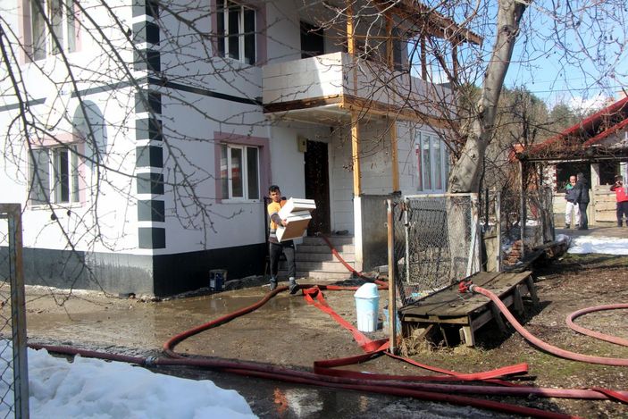 Yangın çıkan evdeki eşyaları kurtarmak için seferber oldular -5