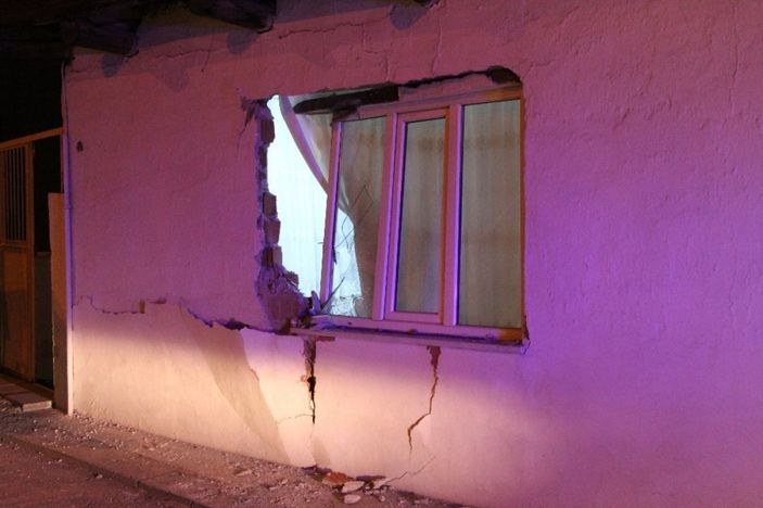 Duvarı yıkan tır davetsiz misafir oldu -3