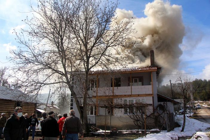 Yangın çıkan evdeki eşyaları kurtarmak için seferber oldular -2