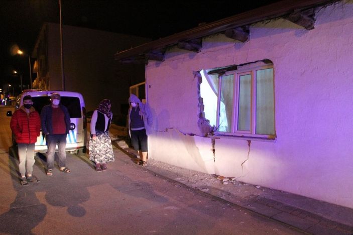 Duvarı yıkan tır davetsiz misafir oldu -2