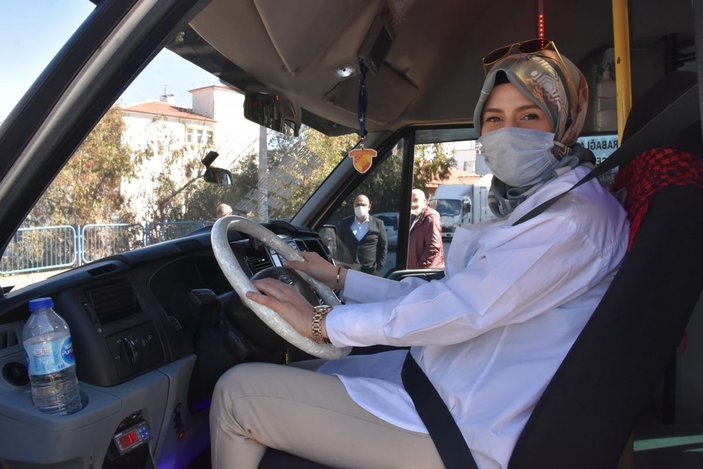 İzmir'in 'Şoför Nebahat Ablası' Elif, hatlı minibüste yolcu taşıyor -7