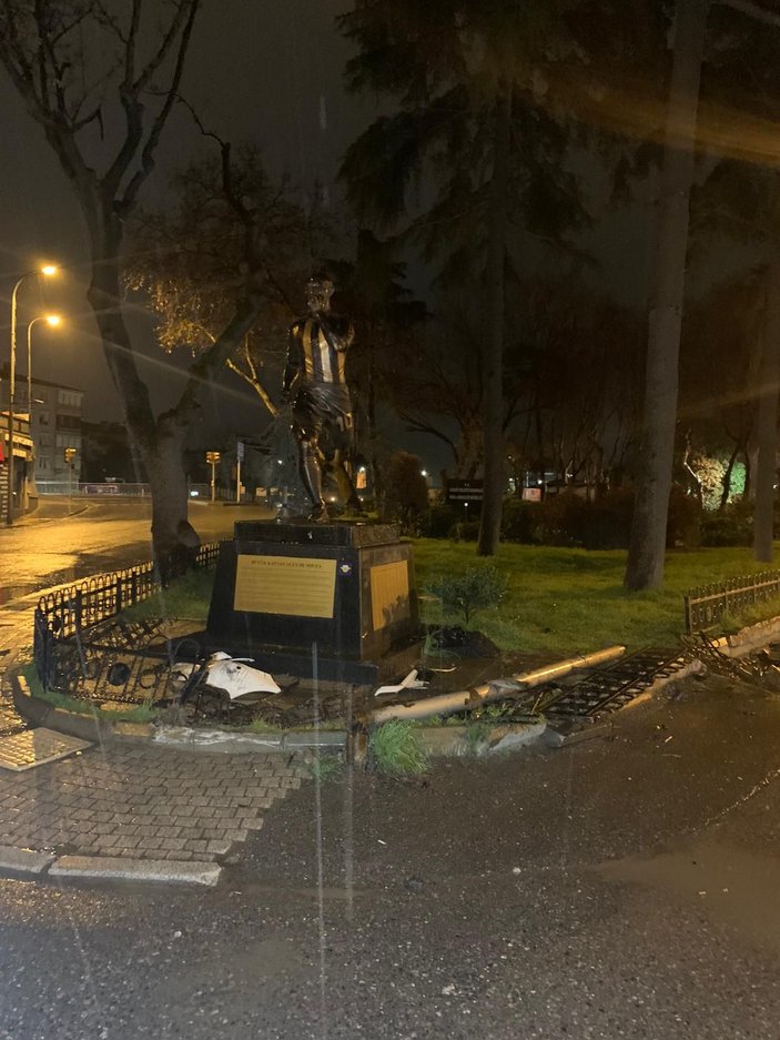Kadıköy'deki Alex De Souza heykeline otomobil çarptı -3