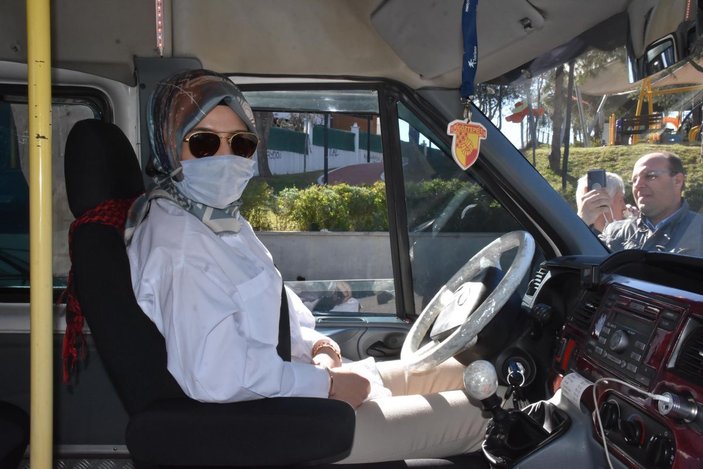 İzmir'in 'Şoför Nebahat Ablası' Elif, hatlı minibüste yolcu taşıyor -3