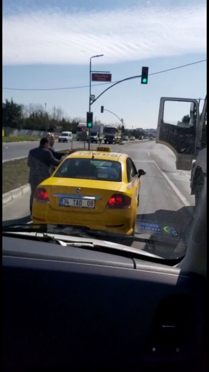 Çatalca'da kamyoncu ile taksicinin kavgası