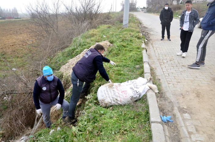 d Sokak köpeğini ayaklarını bağlayıp koydukları çuvalla dereye atarak, öldürdüler -3