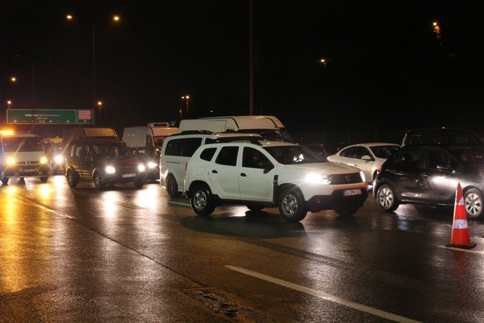 FSM Köprüsü'nde taksi TIR'ın altına girdi: Hurdaya dönen araçtan burnu bile kanamadan kurtuldu  -8