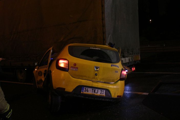 FSM Köprüsü'nde taksi TIR'ın altına girdi: Hurdaya dönen araçtan burnu bile kanamadan kurtuldu  -4