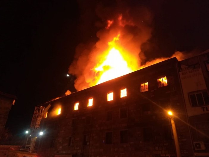 İzmir’de 4 katlı tekstil atölyesinde yangın