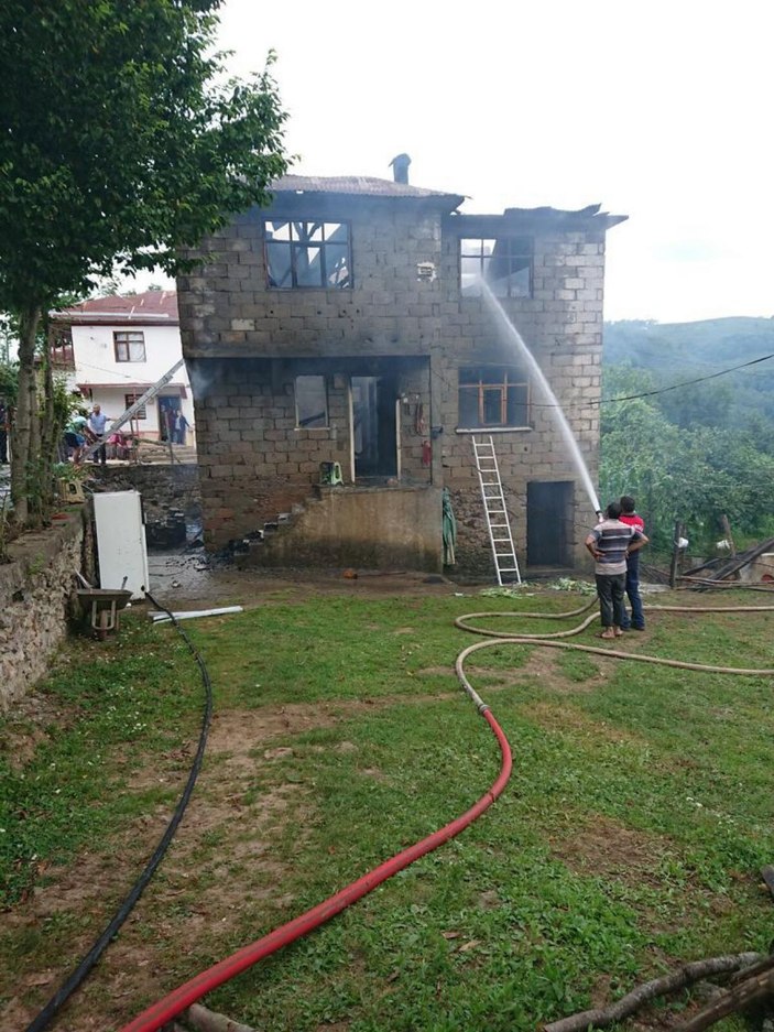 Giresun'da 4 yıl arayla dede ve baba yadigarı evleri yandı -6