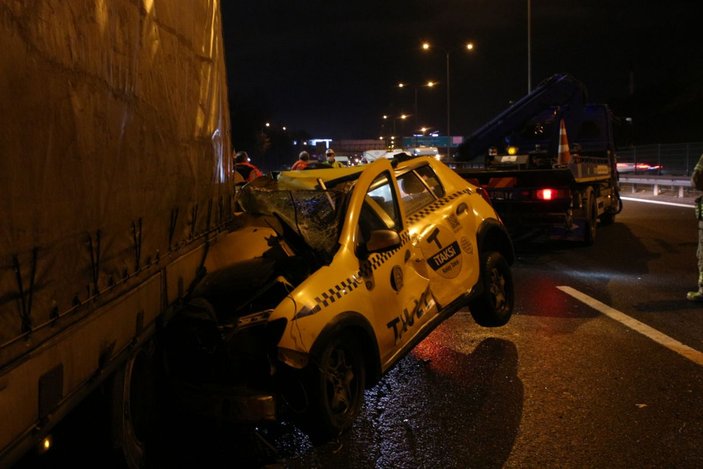 FSM Köprüsü'nde taksi TIR'ın altına girdi: Hurdaya dönen araçtan burnu bile kanamadan kurtuldu  -1