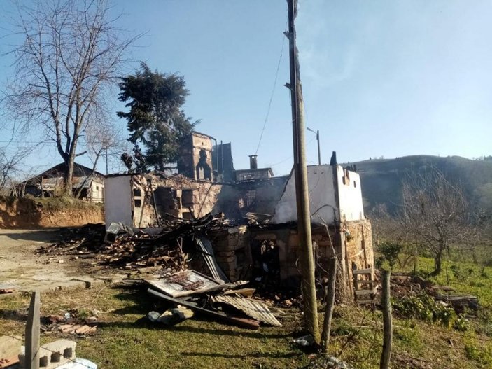Giresun'da 4 yıl arayla dede ve baba yadigarı evleri yandı -2