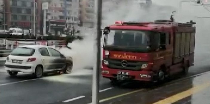 Diyarbakır'da seyir halindeki otomobil, alev alev yandı -1