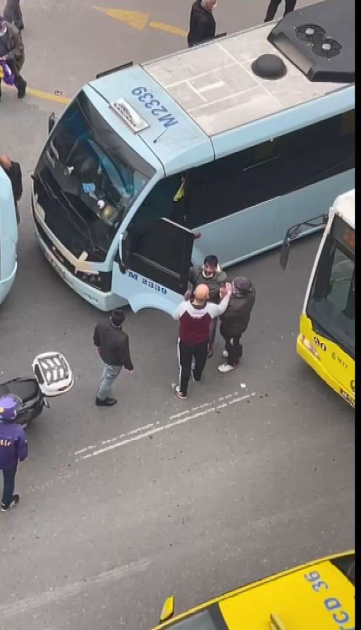 Kadıköy'de kuryelerin ayırdığı minibüsçülerin kavgası kamerada -8