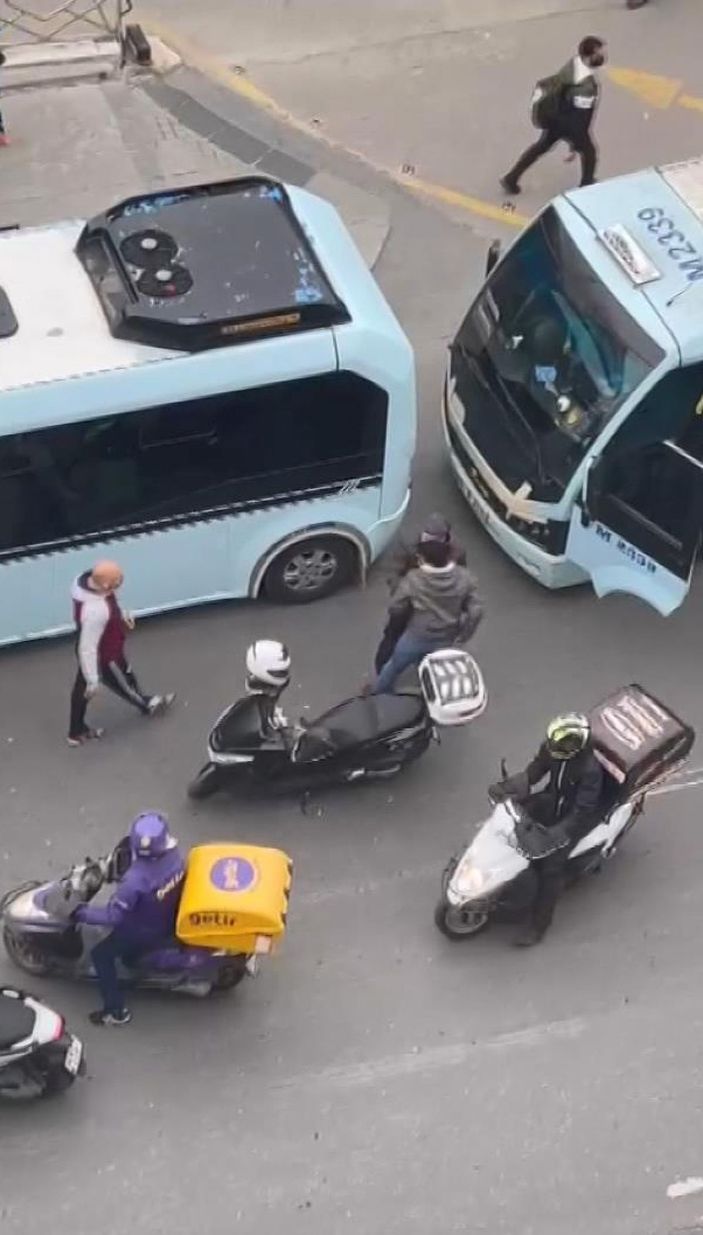 Kadıköy'de kuryelerin ayırdığı minibüsçülerin kavgası kamerada -6