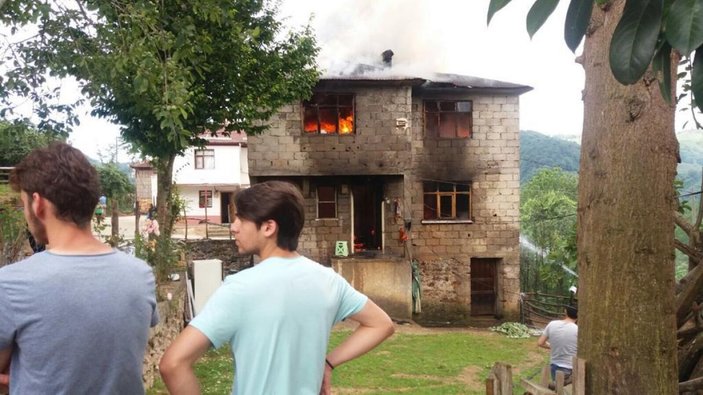 Giresun'da 4 yıl arayla dede ve baba yadigarı evleri yandı -9