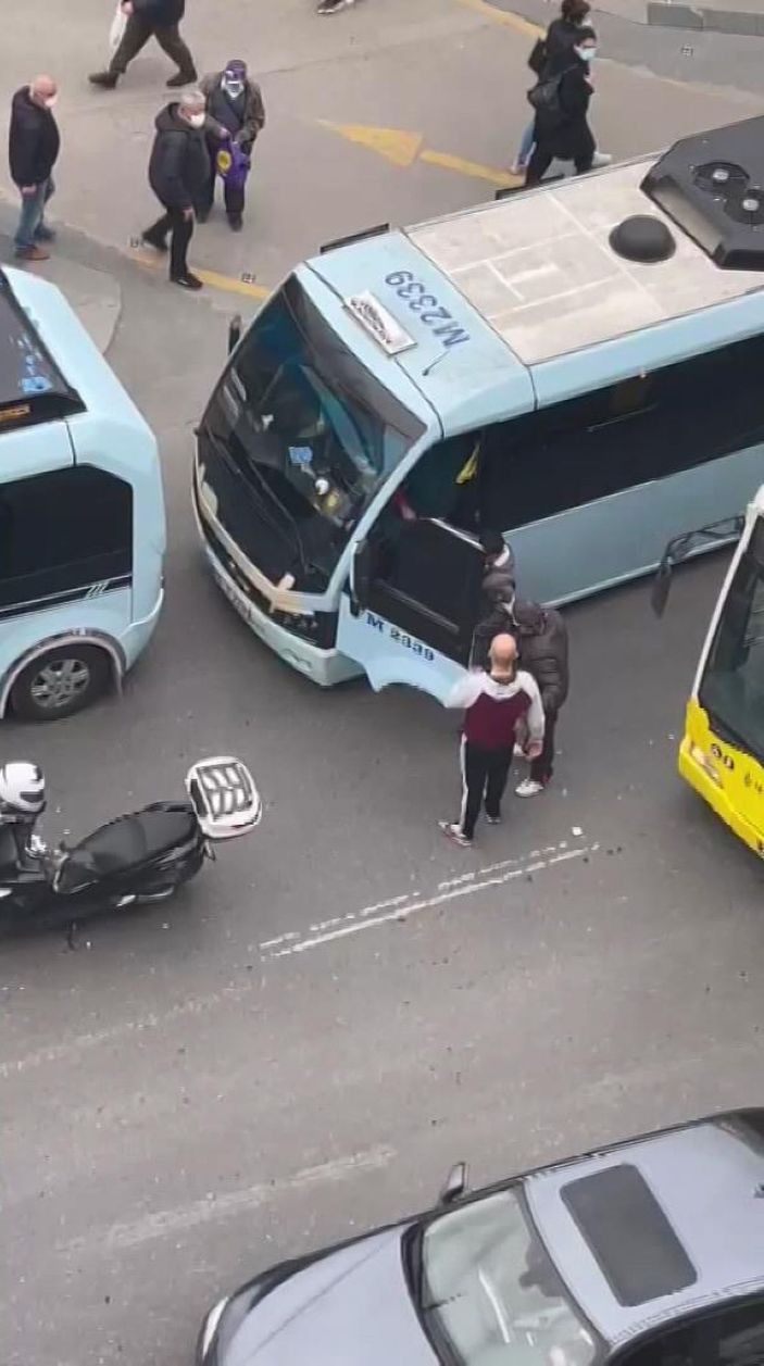 Kadıköy'de kuryelerin ayırdığı minibüsçülerin kavgası kamerada -7