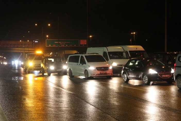 FSM Köprüsü'nde taksi TIR'ın altına girdi: Hurdaya dönen araçtan burnu bile kanamadan kurtuldu  -7