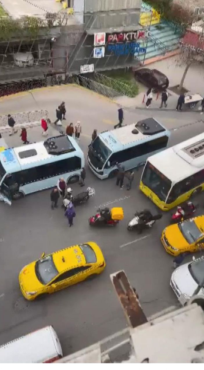 Kadıköy'de kuryelerin ayırdığı minibüsçülerin kavgası kamerada -2