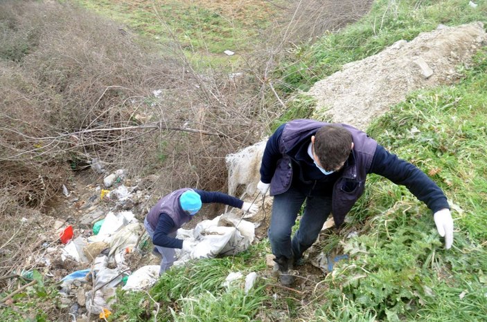 Sokak köpeğini ayaklarını bağlayıp koydukları çuvalla dereye atarak, öldürdüler -4