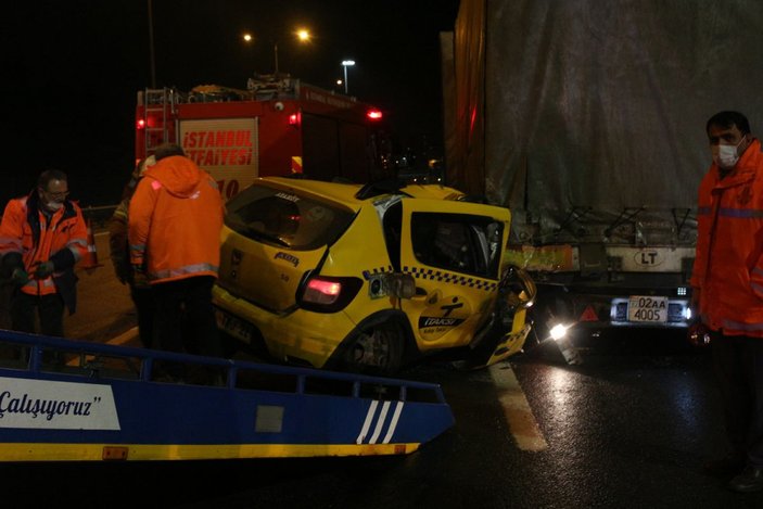 FSM Köprüsü'nde taksi TIR'ın altına girdi: Hurdaya dönen araçtan burnu bile kanamadan kurtuldu  -5