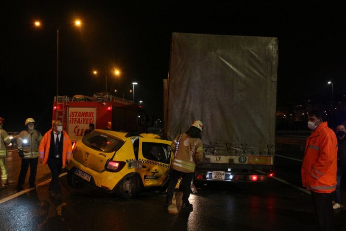FSM Köprüsü'nde taksi TIR'ın altına girdi: Hurdaya dönen araçtan burnu bile kanamadan kurtuldu  -2