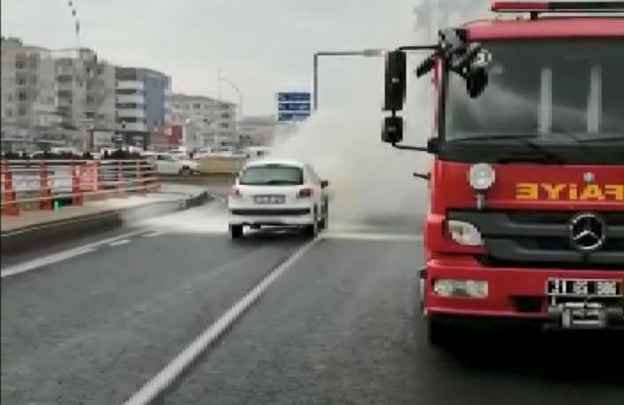 Diyarbakır'da seyir halindeki otomobil, alev alev yandı -3