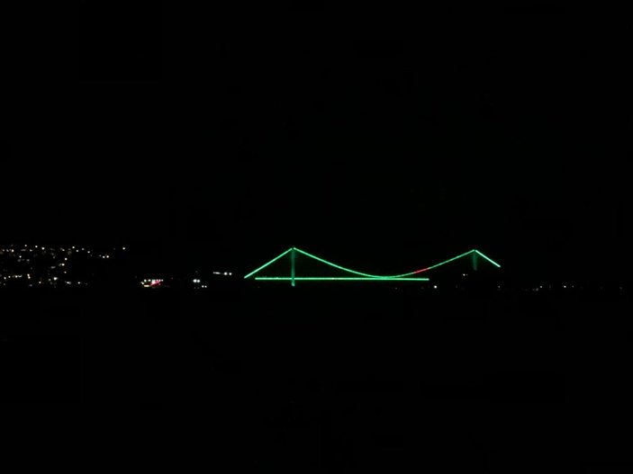İstanbul'da köprüler yeşil renklerle aydınlatıldı -2