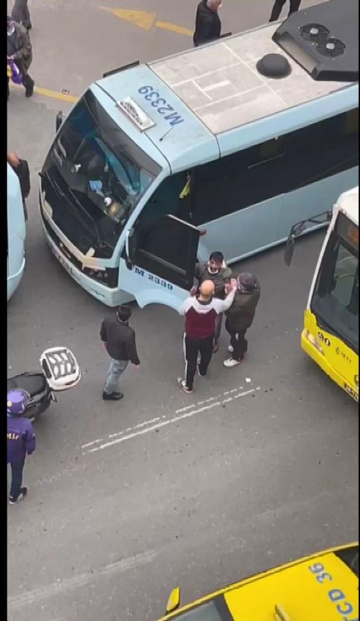Kadıköy'de kuryelerin ayırdığı minibüsçülerin kavgası kamerada -3