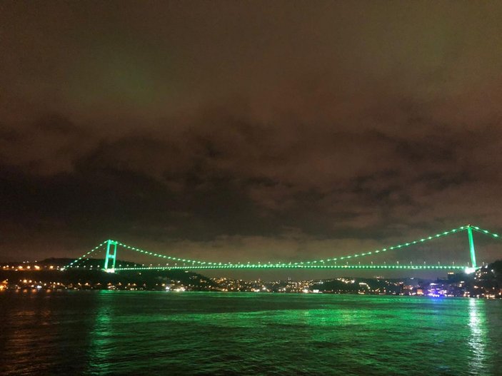 İstanbul'da köprüler yeşil renklerle aydınlatıldı -1