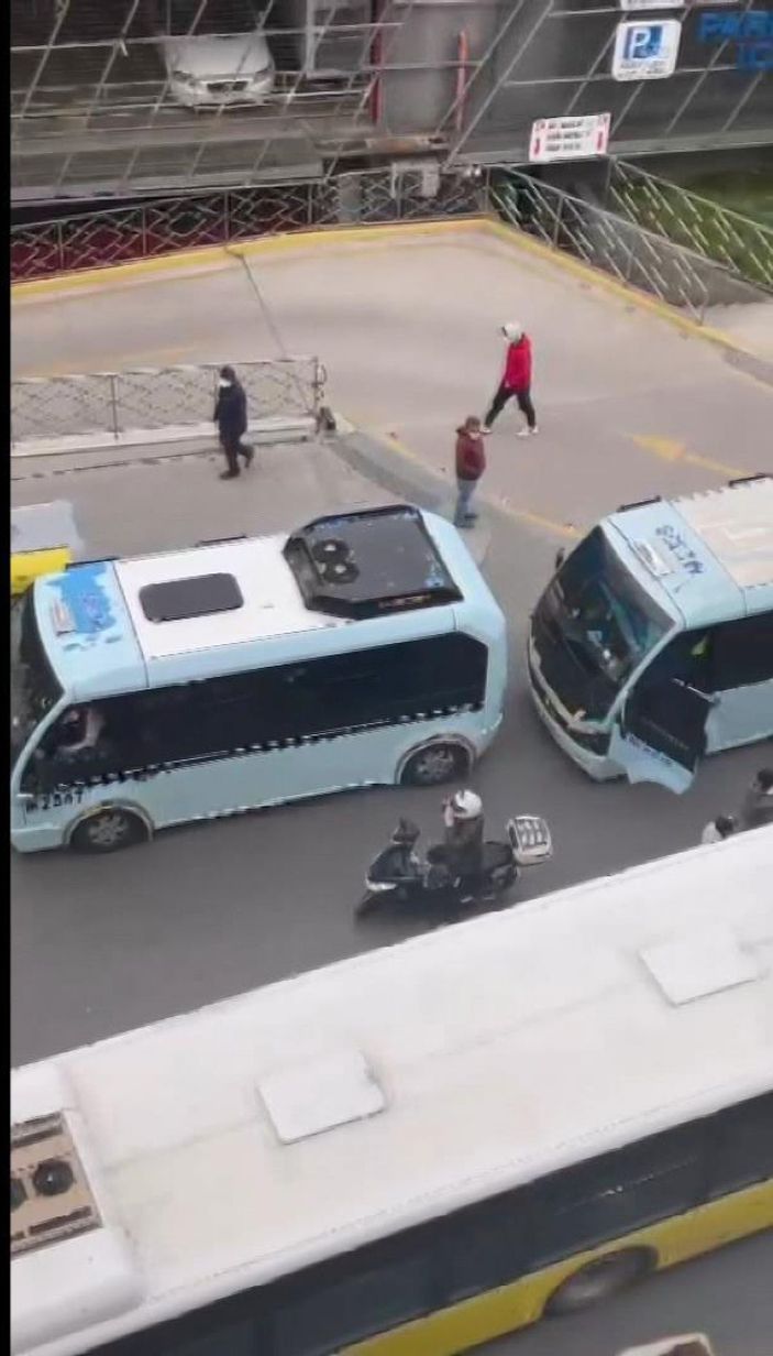 Kadıköy'de kuryelerin ayırdığı minibüsçülerin kavgası kamerada -10