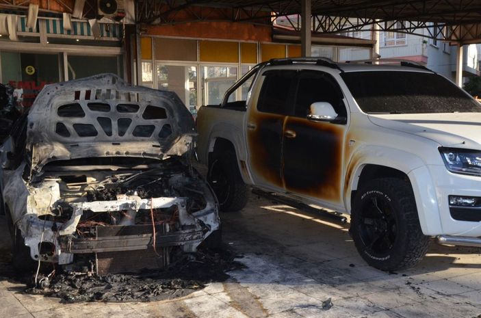 Galeride yangın çıktı, 2 otomobil yandı, 4'ü kısmen zarar gördü -3