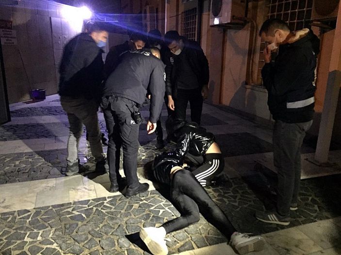 d Düzce'de 2 kişi, içki içtikleri 2 kadını darbetti