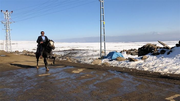 Atının kuyruğunu her gün farklı bağlıyor -7