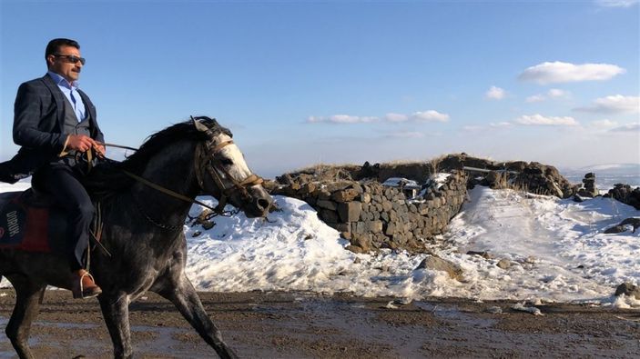 Atının kuyruğunu her gün farklı bağlıyor -8