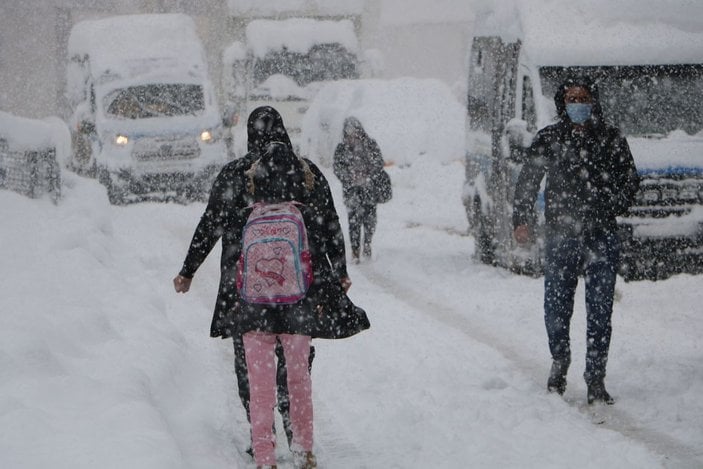 Yüksekova'da kar kalınlığı yarım metreyi aştı, 177 yerleşim biriminin yolu kapalı -1