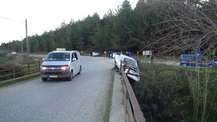 i Antalya'da kaza yapan araç köprüde asılı kaldı