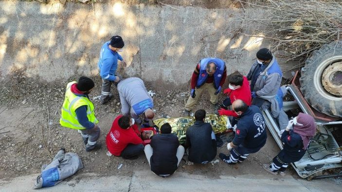 Temizlik görevlisi mezarlıkta traktörle sulama kanalına düştü -2