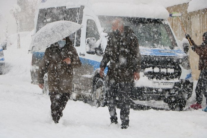 Yüksekova'da kar kalınlığı yarım metreyi aştı, 177 yerleşim biriminin yolu kapalı -6