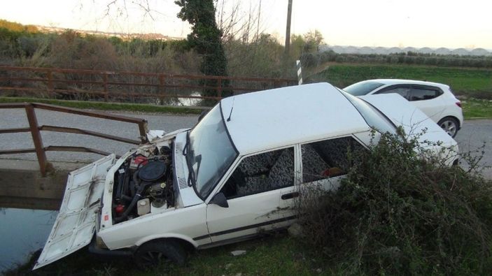 Antalya'da kaza yapan araç köprüde asılı kaldı