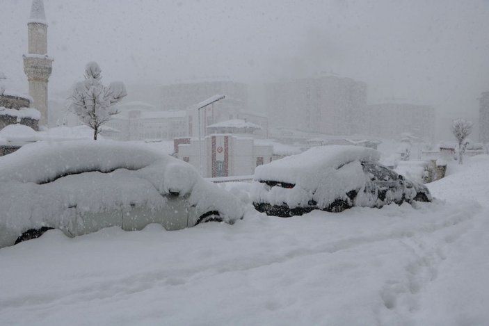 Yüksekova'da kar kalınlığı yarım metreyi aştı, 177 yerleşim biriminin yolu kapalı -10