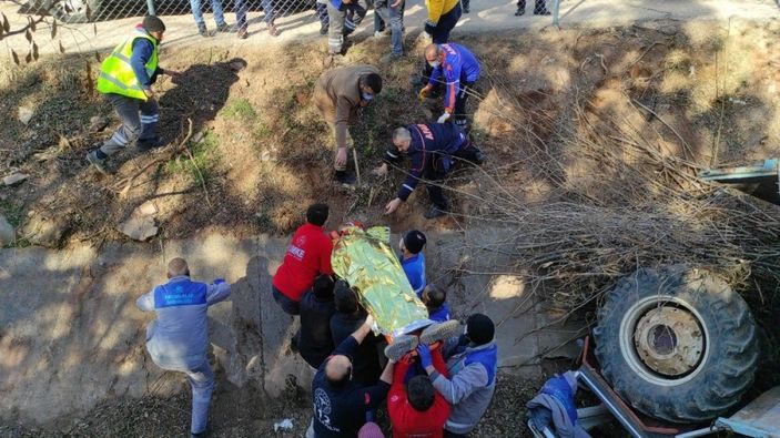 Temizlik görevlisi mezarlıkta traktörle sulama kanalına düştü -4