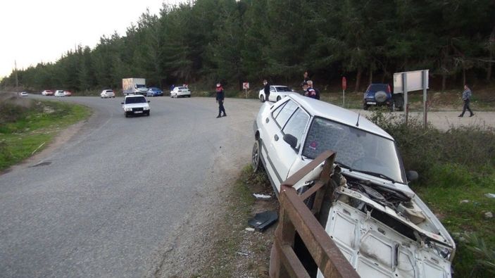 Antalya'da kaza yapan araç köprüde asılı kaldı