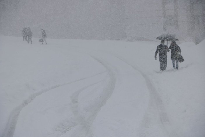 Yüksekova'da kar kalınlığı yarım metreyi aştı, 177 yerleşim biriminin yolu kapalı -4