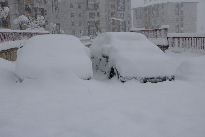 Yüksekova'da kar kalınlığı yarım metreyi aştı, 177 yerleşim biriminin yolu kapalı -8