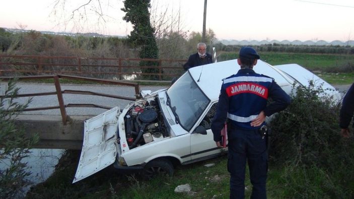 Antalya'da kaza yapan araç köprüde asılı kaldı