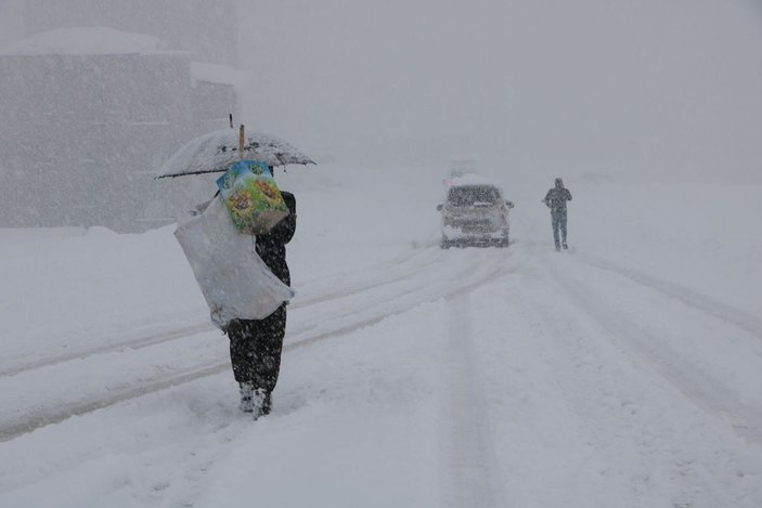 Yüksekova'da kar kalınlığı yarım metreyi aştı, 177 yerleşim biriminin yolu kapalı -2