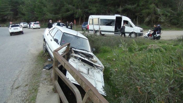 i Antalya'da kaza yapan araç köprüde asılı kaldı