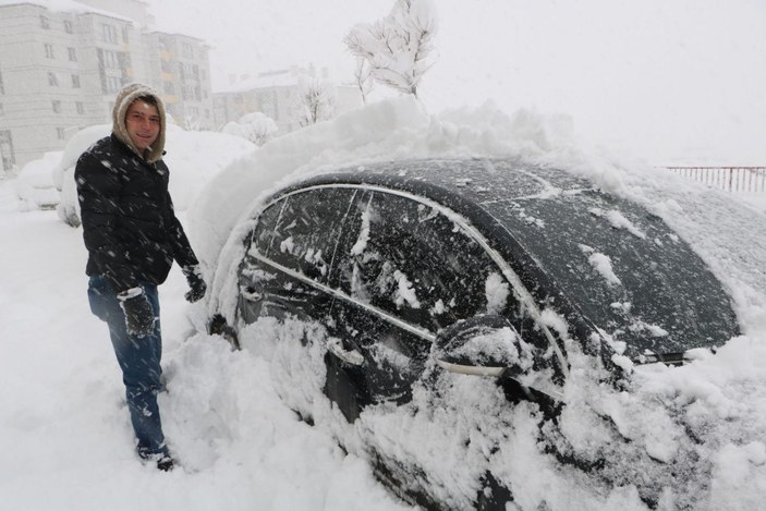 Yüksekova'da kar kalınlığı yarım metreyi aştı, 177 yerleşim biriminin yolu kapalı -9