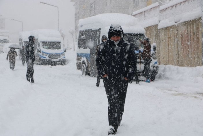 Yüksekova'da kar kalınlığı yarım metreyi aştı, 177 yerleşim biriminin yolu kapalı -7